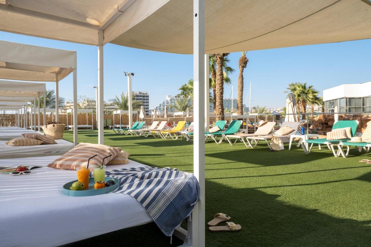 Vert Hotel Eilat By Afi Hotels Екстериор снимка The rooftop pool at the Hilton Tel Aviv