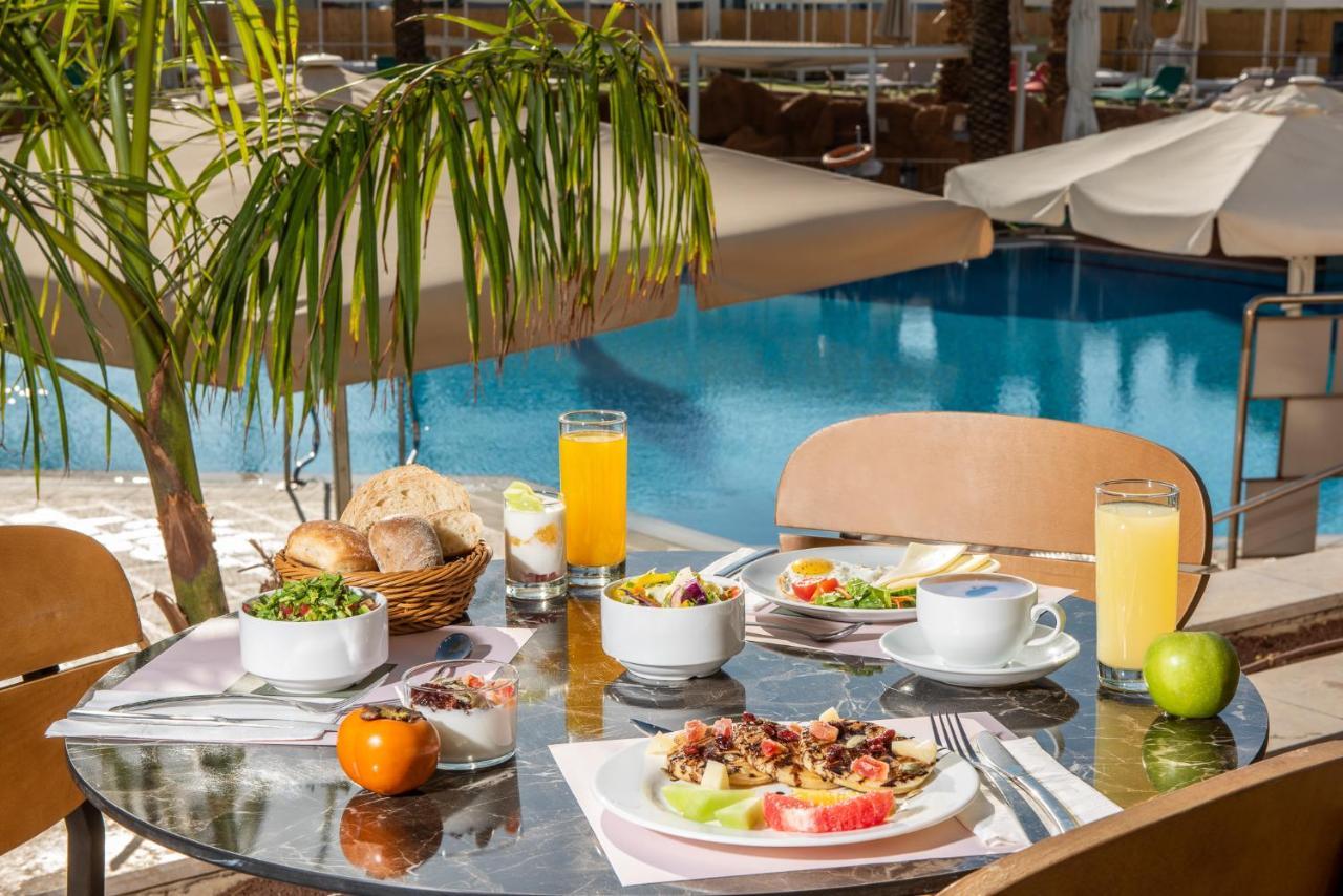 Vert Hotel Eilat By Afi Hotels Екстериор снимка Breakfast at the pool