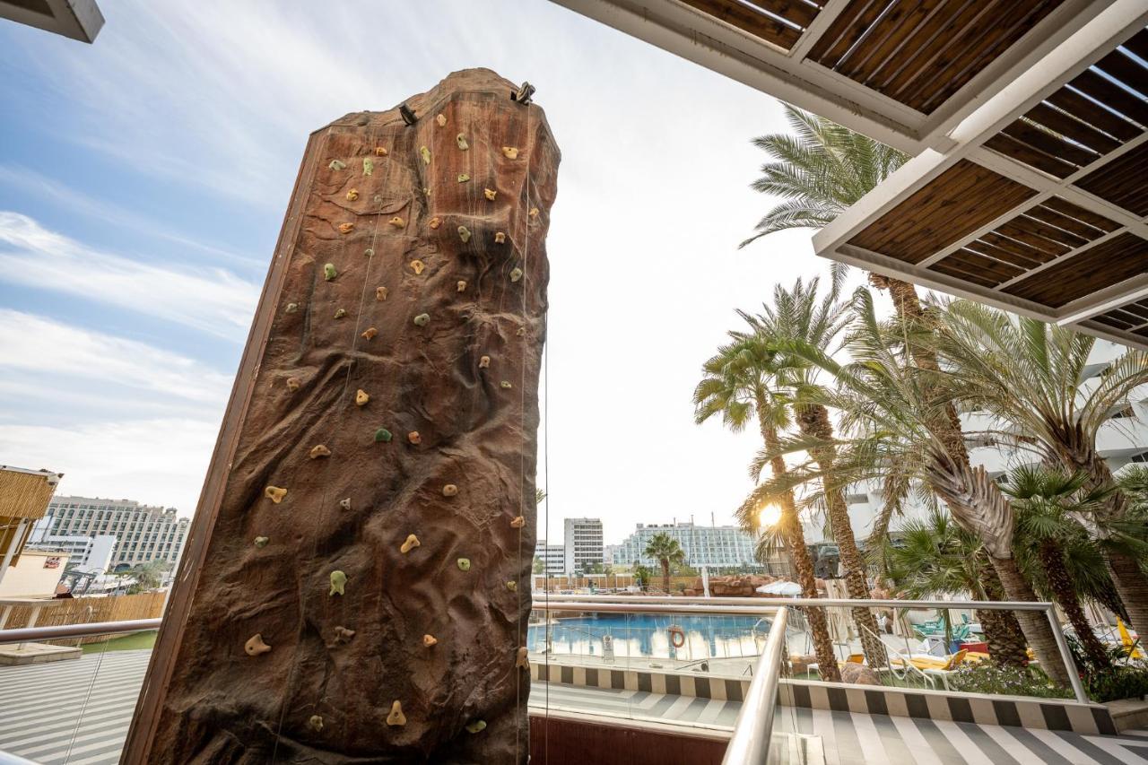 Vert Hotel Eilat By Afi Hotels Екстериор снимка The rock climbing wall at the Atlantis Paradise Island