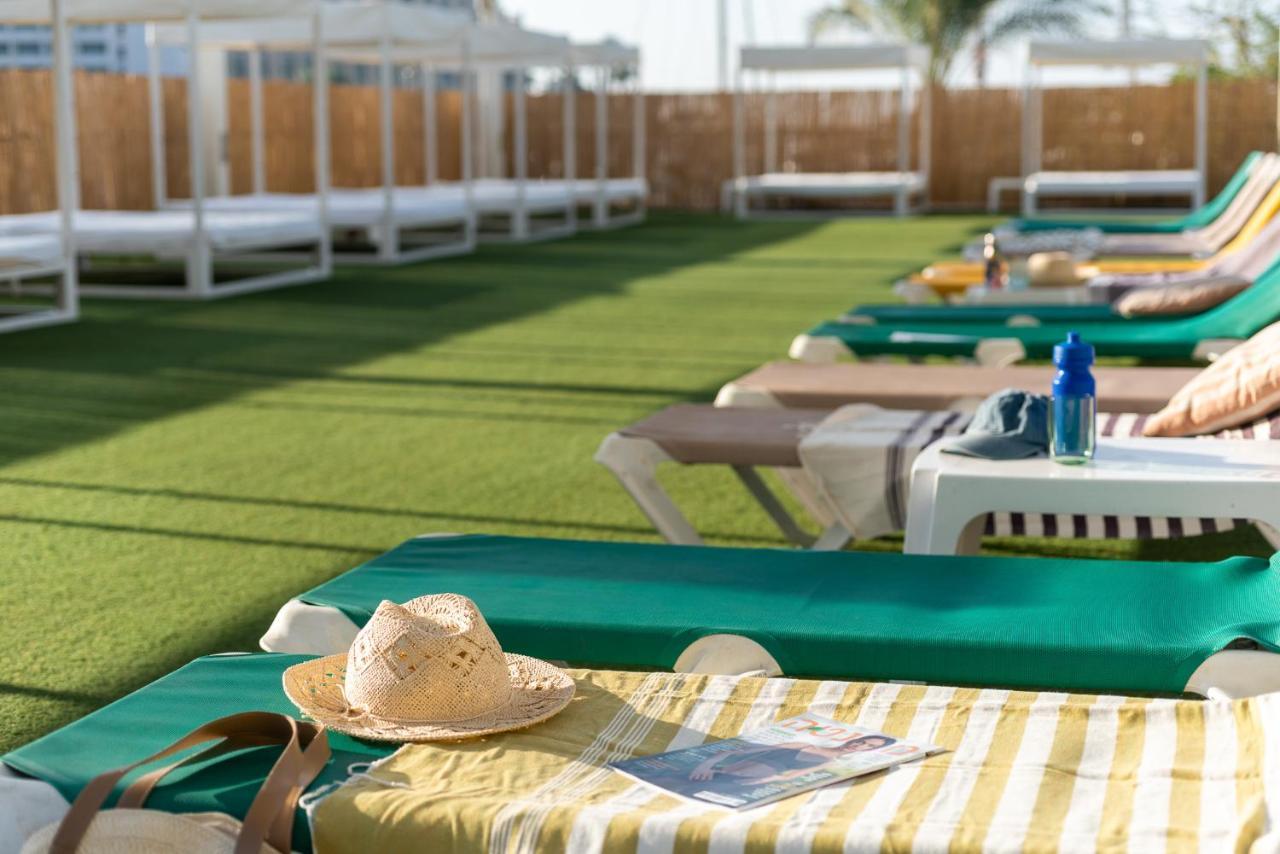 Vert Hotel Eilat By Afi Hotels Екстериор снимка Artificial grass on a cruise ship