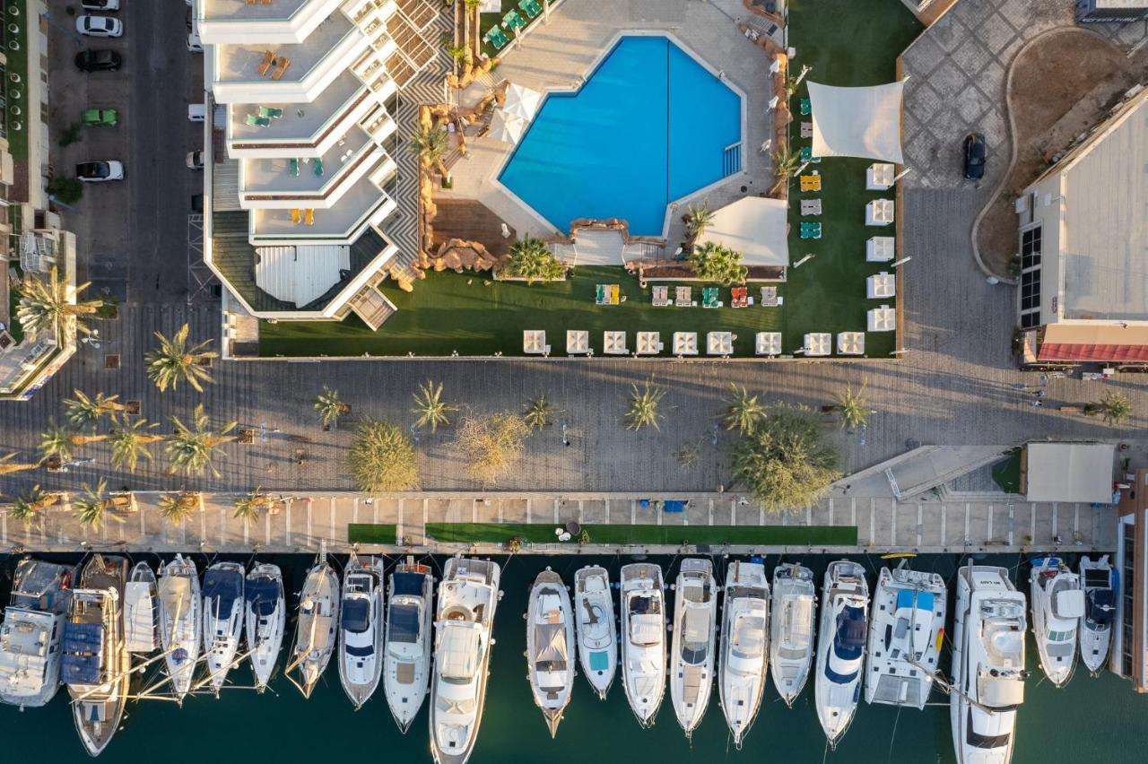 Vert Hotel Eilat By Afi Hotels Екстериор снимка Aerial view of the pool at the Marina