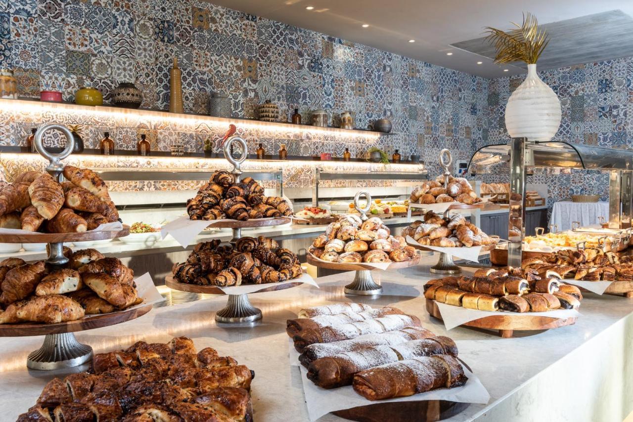 Vert Hotel Eilat By Afi Hotels Екстериор снимка A selection of pastries at a buffet