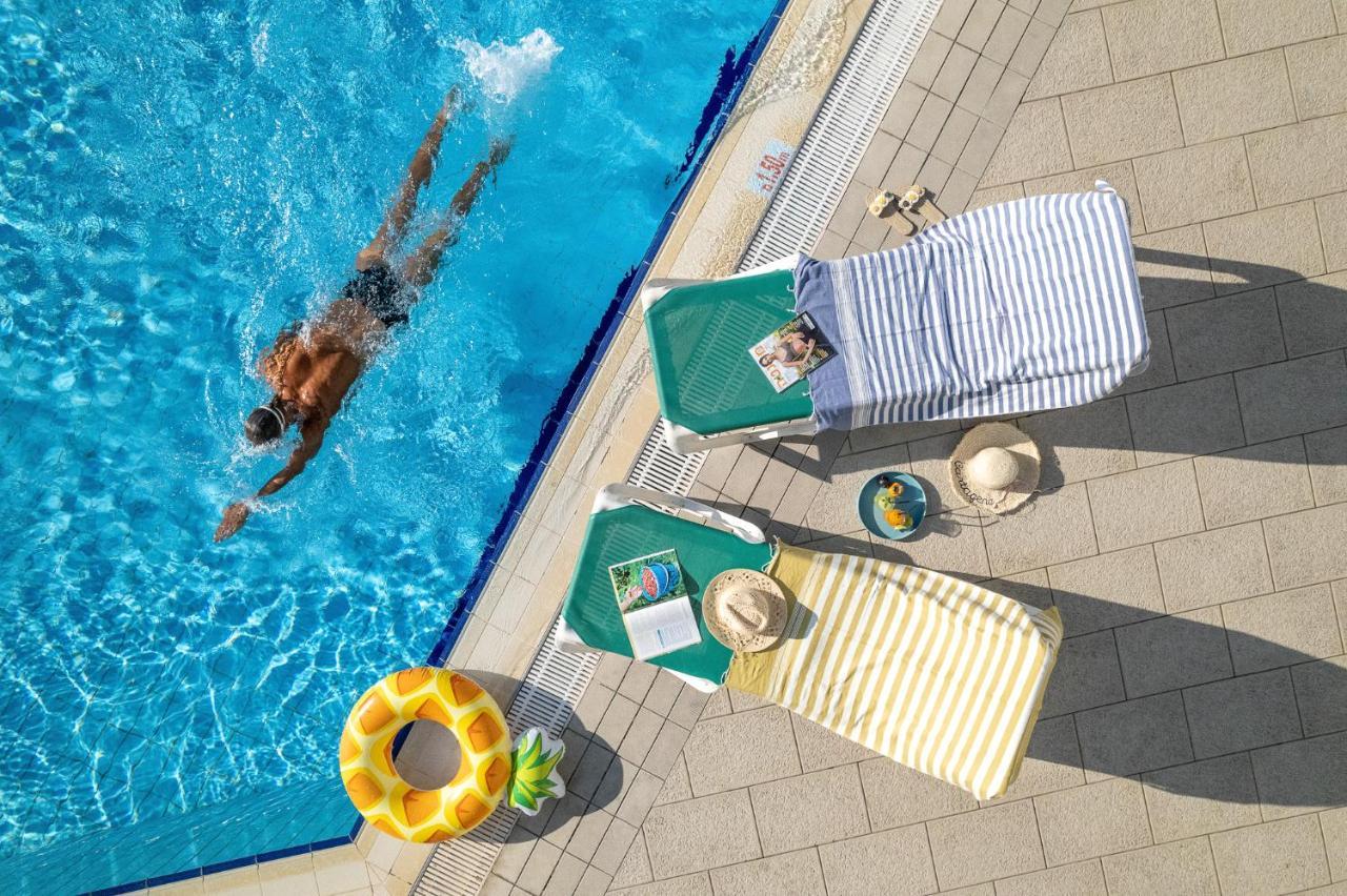 Vert Hotel Eilat By Afi Hotels Екстериор снимка A poolside scene