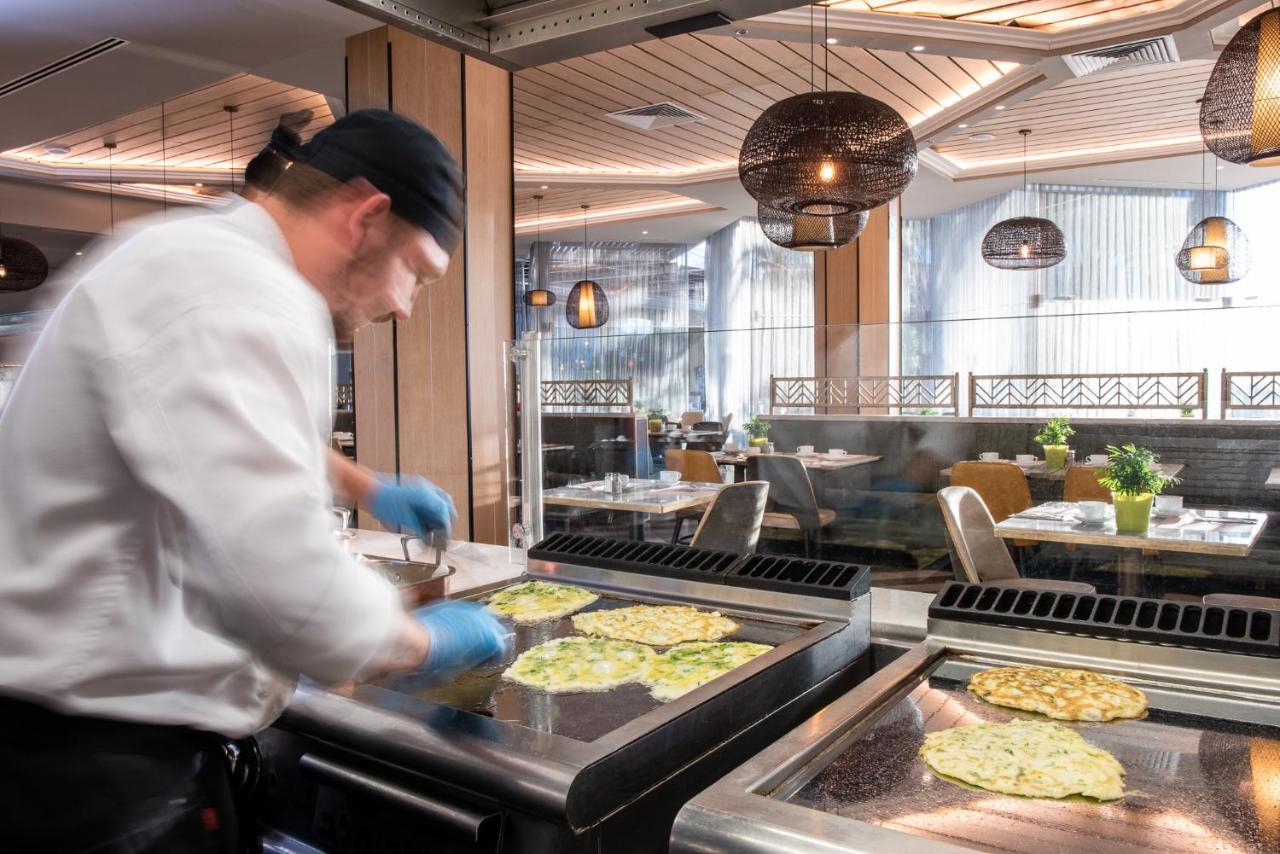 Vert Hotel Eilat By Afi Hotels Екстериор снимка A chef preparing food at the buffet