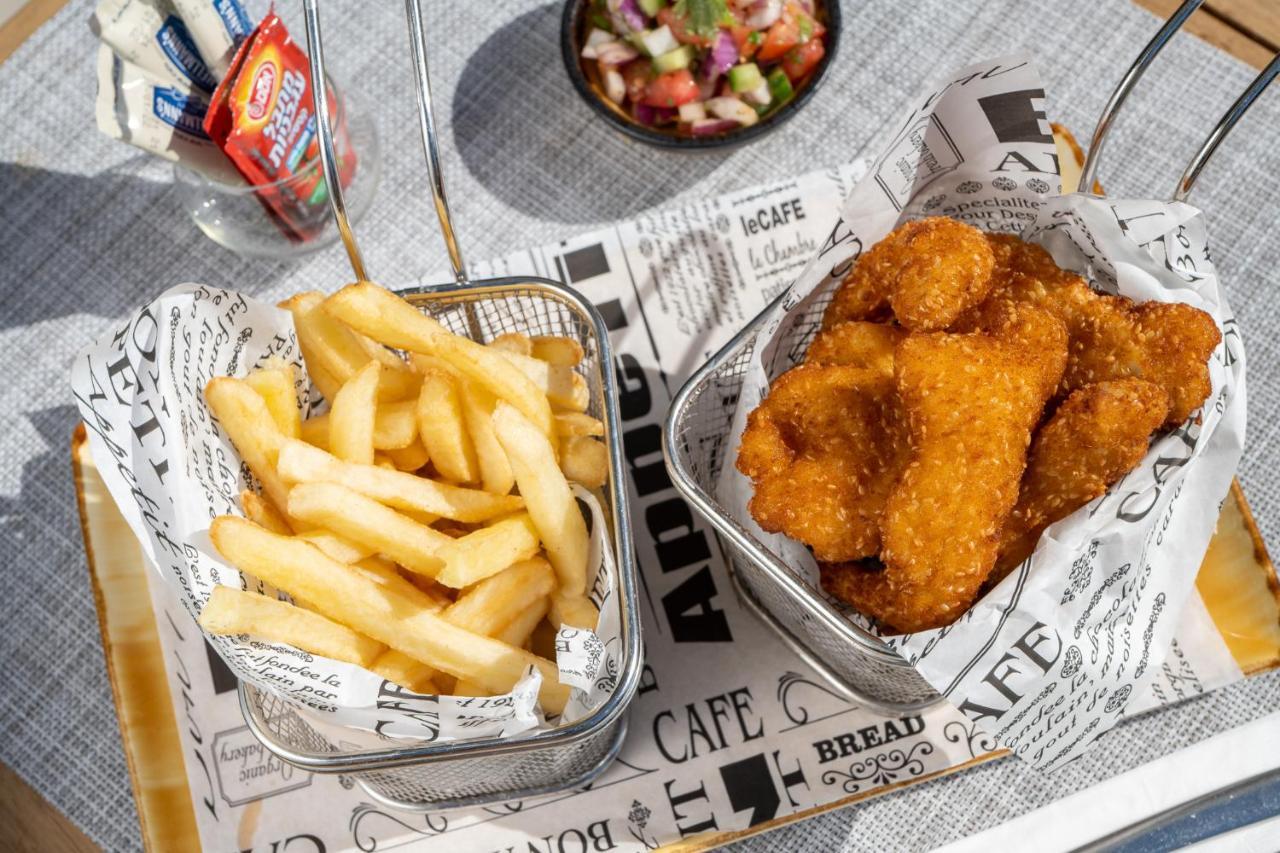 Vert Hotel Eilat By Afi Hotels Екстериор снимка Schnitzel and chips