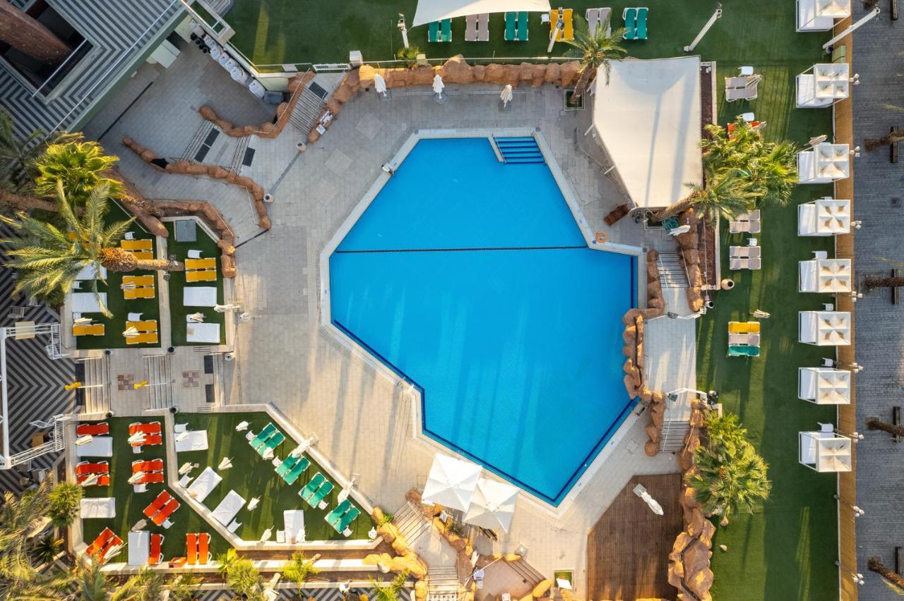 Vert Hotel Eilat By Afi Hotels Екстериор снимка Aerial view of the pool at the Hard Rock Hotel