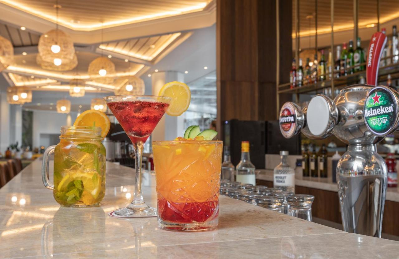 Vert Hotel Eilat By Afi Hotels Екстериор снимка Cocktails at the bar